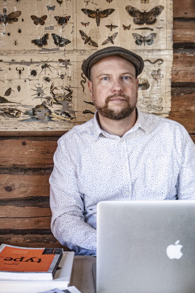 porträtt av sittande person